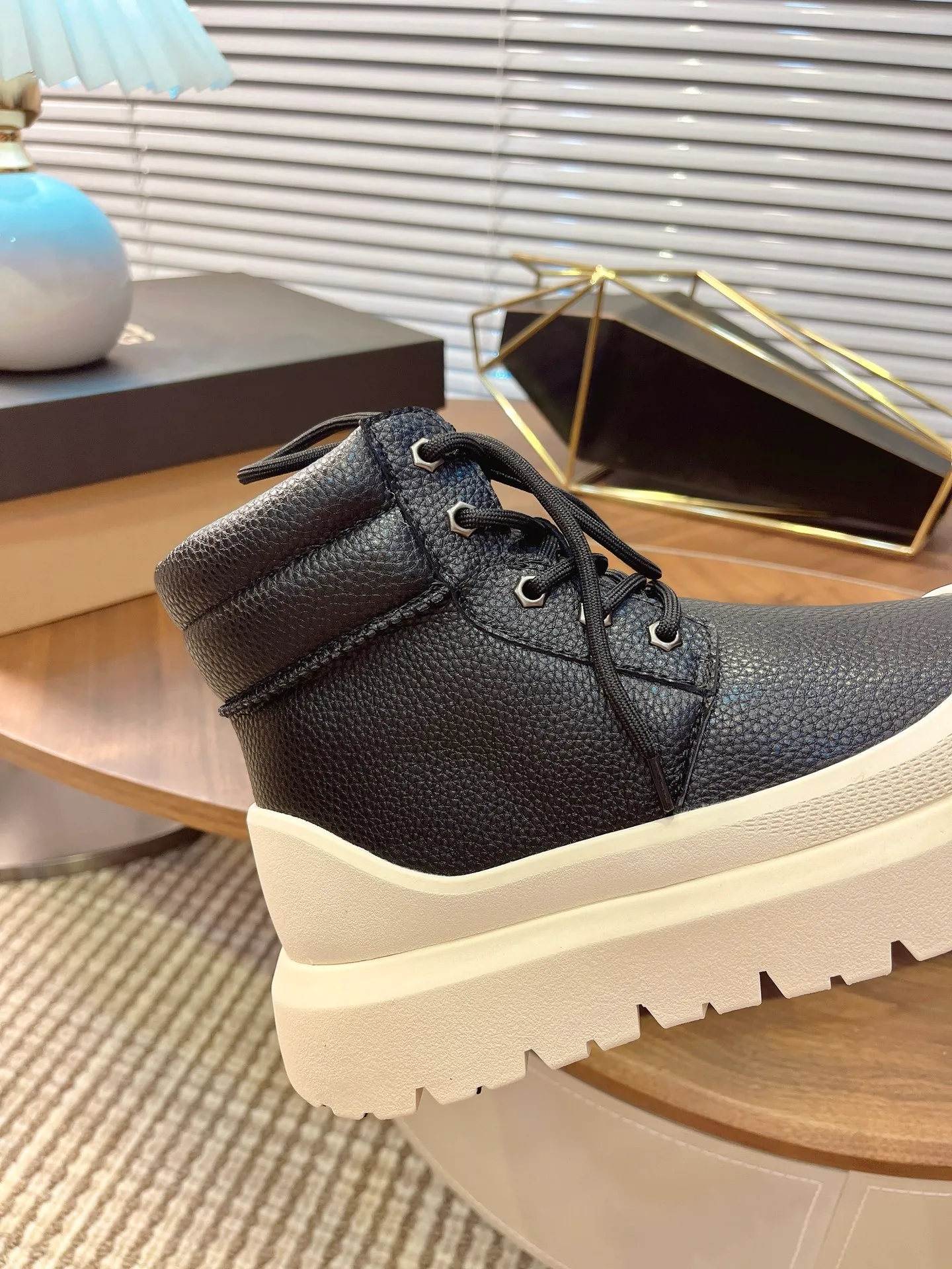 【UGG】 P: 600💰 Couple shoes Size: Women’s size 35-40 / Men’s size 40-44 UGG Tasman Weather Hybrid slip-on snow boots👢 Wang Yibo's same style 👏 adds a large orange sole to the classic Tasman shoe style, functional color contrast design, environmentally friendly waterproof and snowproof material, which has both fashionable and functional attributes. At the same time, it is paired with the new UGG furry shoes Keen's furry color-blocking jacket. Bright orange and maroon collide to create a new light outdoor style and open up a new travel experience in early autumn! Using the best materials, the 17mm fur integrated surface is warmer and breathable, and the outsole is upgraded to a lightweight and wear-resistant light wing technology outsole!